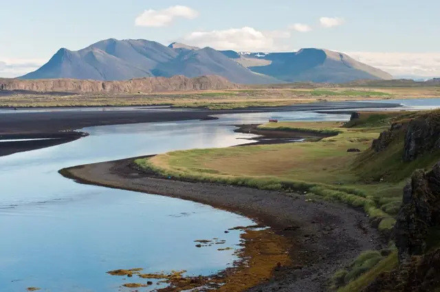 Un paisaje de montañas y lagos
